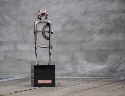 ”Golgata lll”, massiv bronze, sort granitsokkel, h:44.  13.500,- dkr.